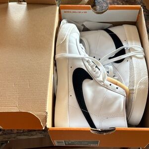 Nike Women’s Blazer Mid ‘77